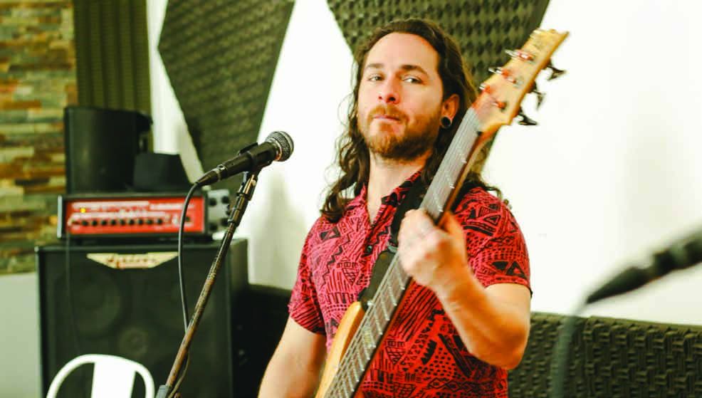 Jorge Centeno Solano con su bajo eléctrico